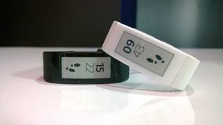 Sony añade pantalla de tinta electrónica a su pulsera SmartBand